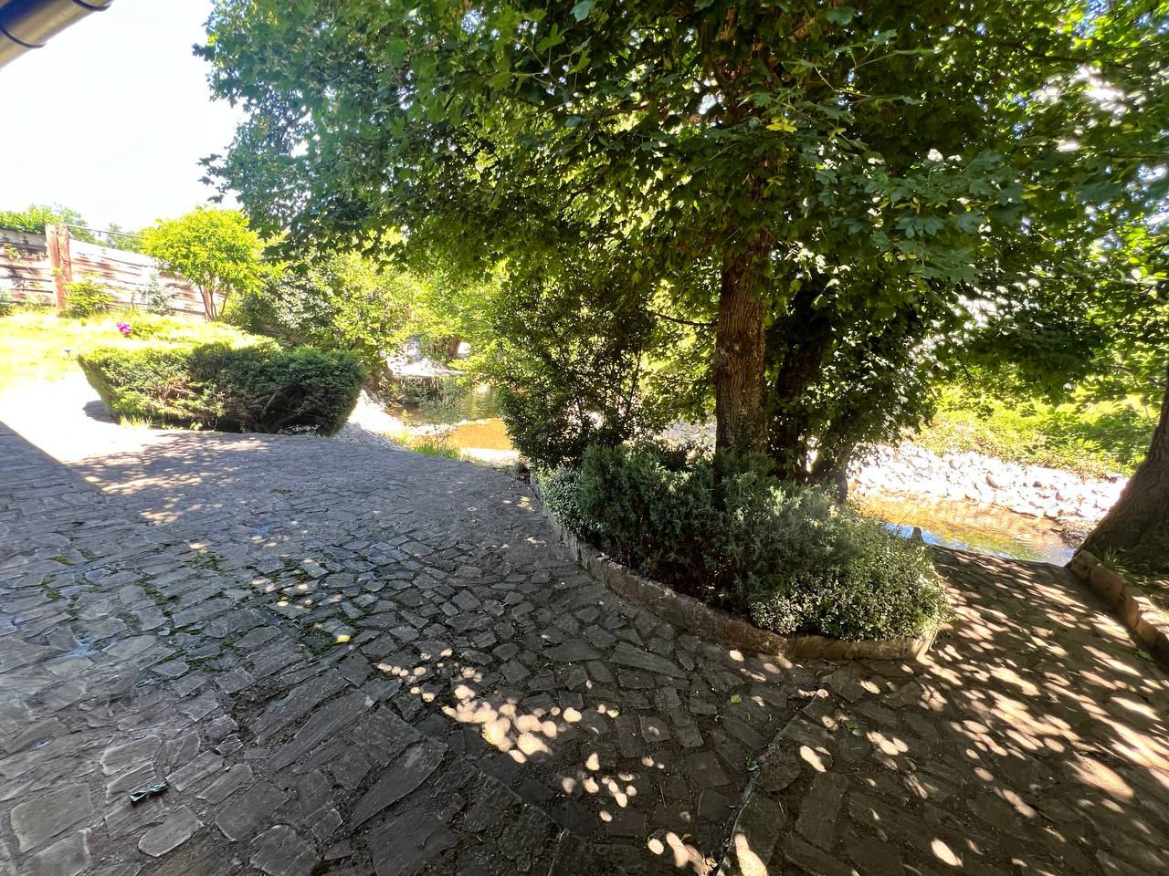 Imanje sa kućom i voćnjakom na prodaju 2.600 m² Kadinjani, Laktasi