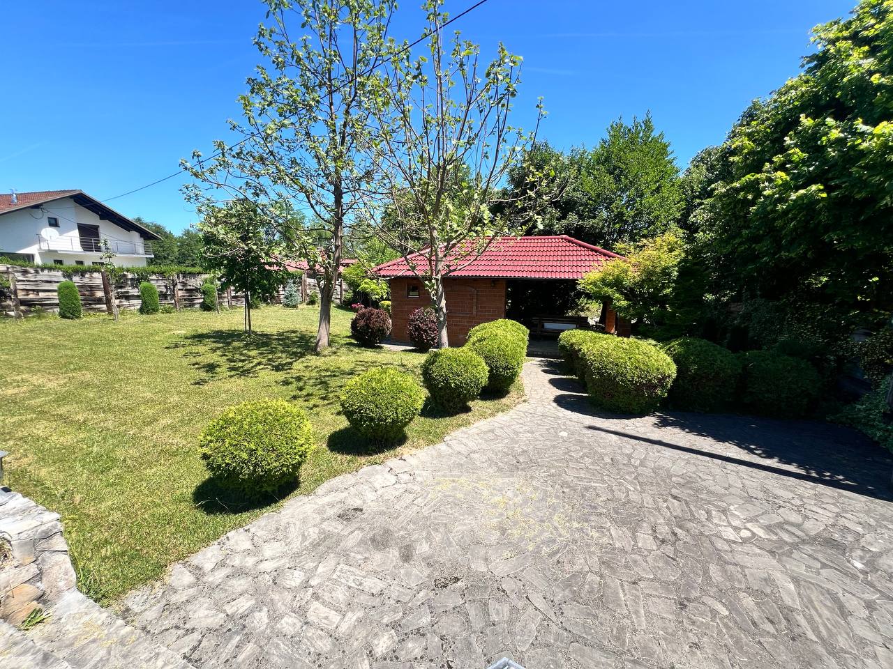 Imanje sa kućom i voćnjakom na prodaju 2.600 m² Kadinjani, Laktasi