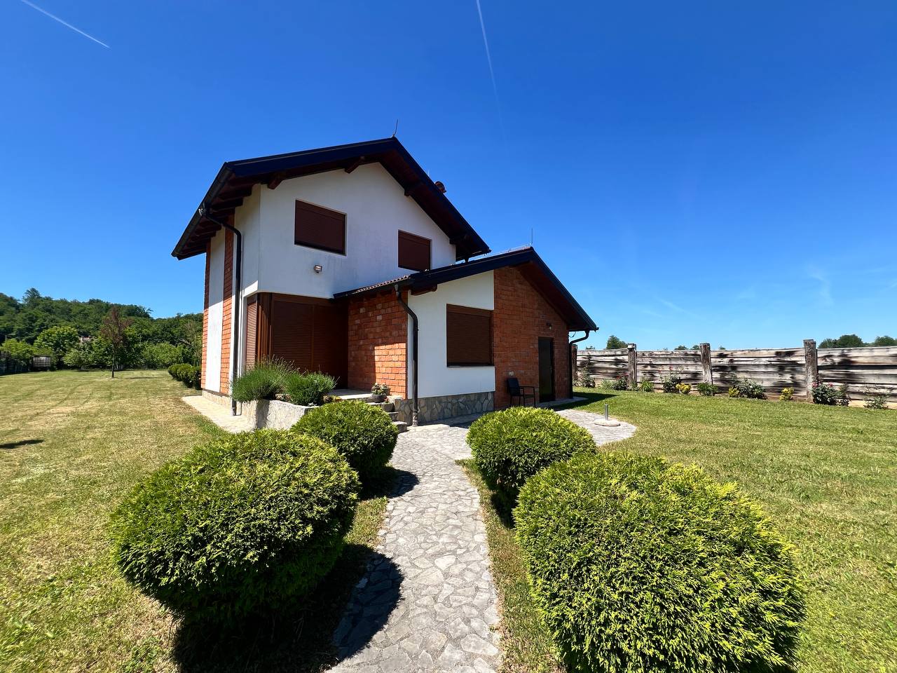 Imanje sa kućom i voćnjakom na prodaju 2.600 m² Kadinjani, Laktasi
