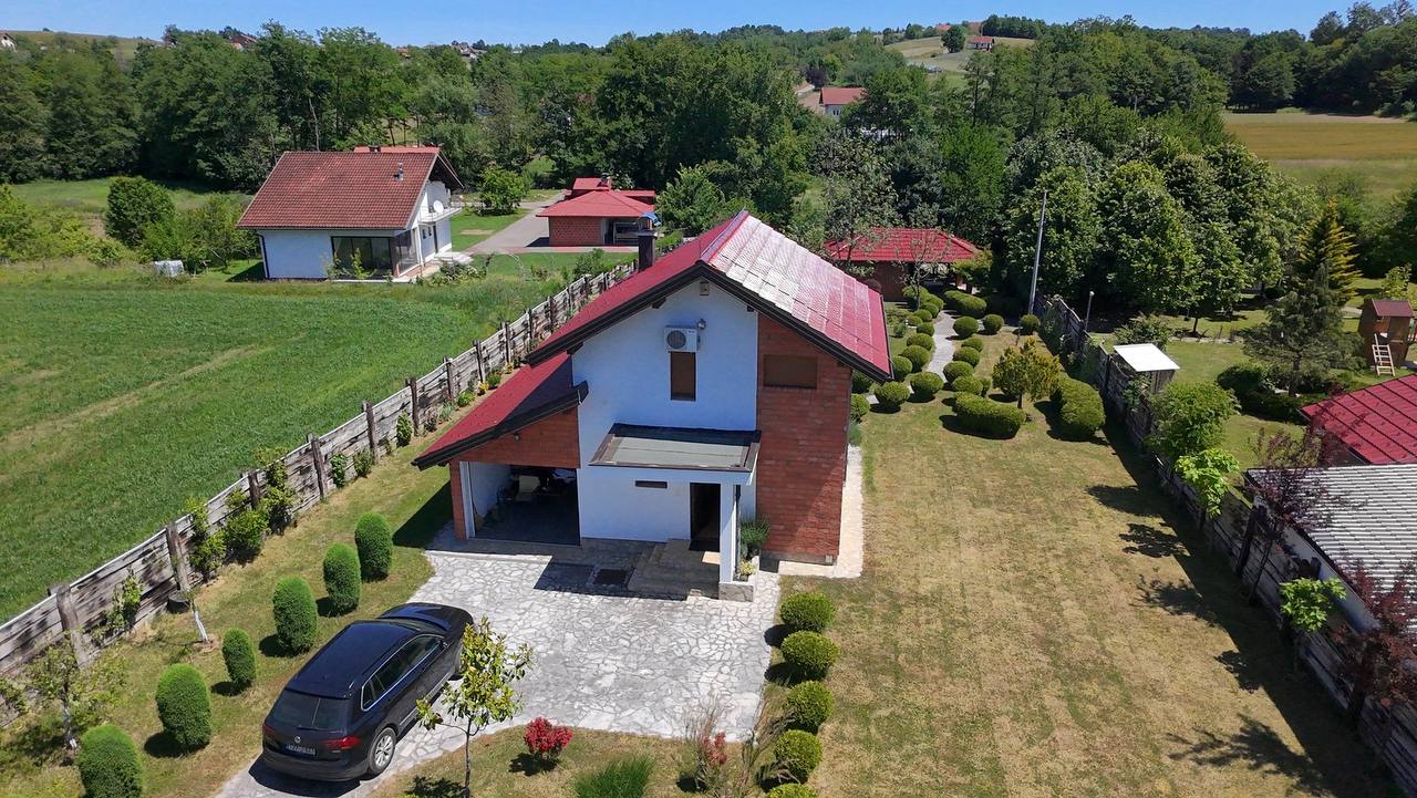 Imanje sa kućom i voćnjakom na prodaju 2.600 m² Kadinjani, Laktasi