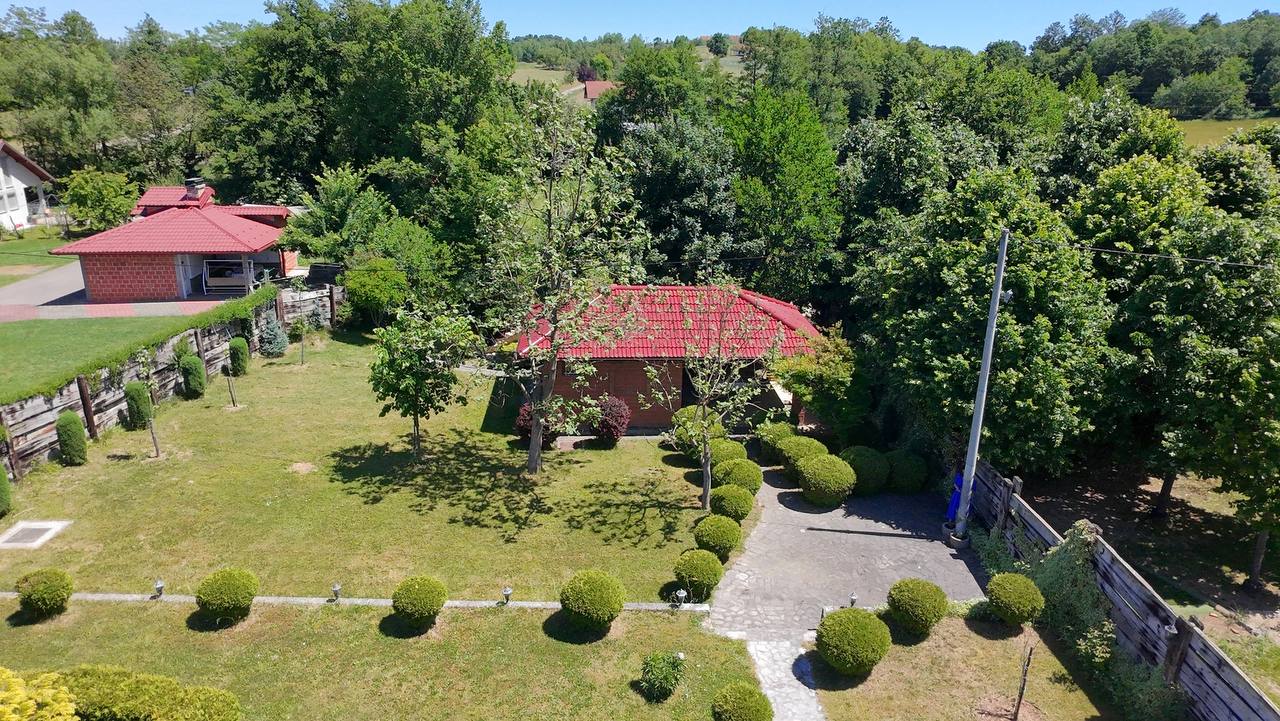 Imanje sa kućom i voćnjakom na prodaju 2.600 m² Kadinjani, Laktasi