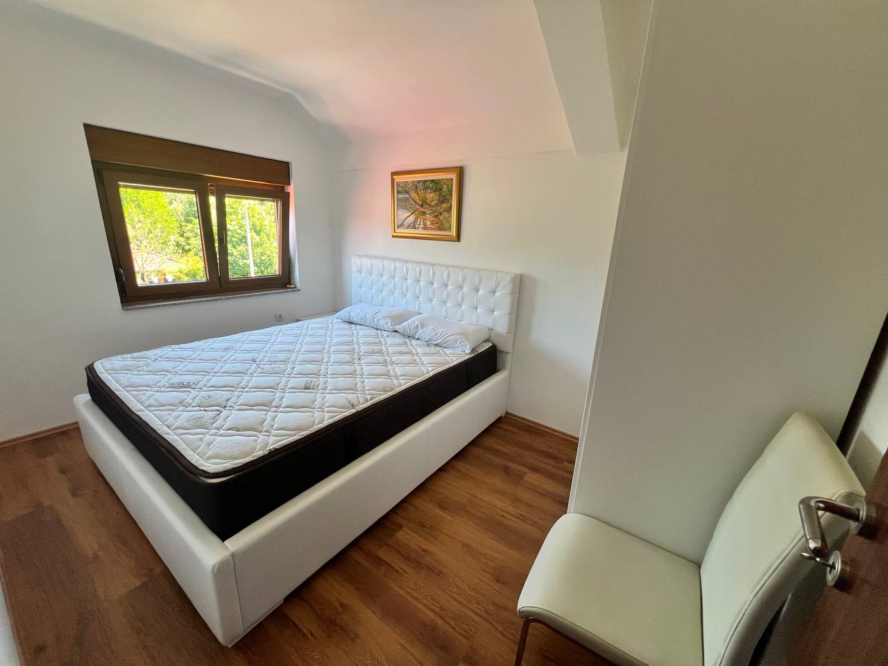 Imanje sa kućom i voćnjakom na prodaju 2.600 m² Kadinjani, Laktasi