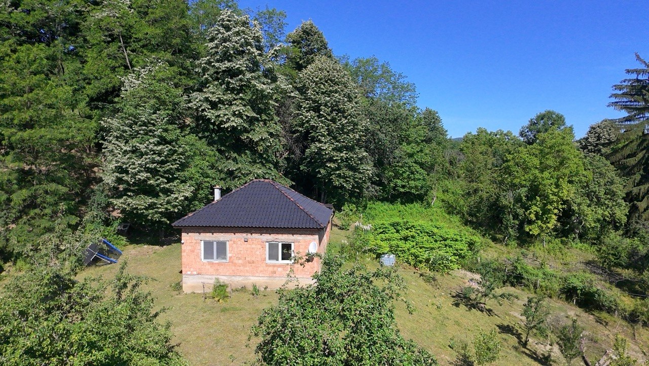 Seosko imanje na prodaju 20.000 m² zemljišta, kuća i pomoćni objekti