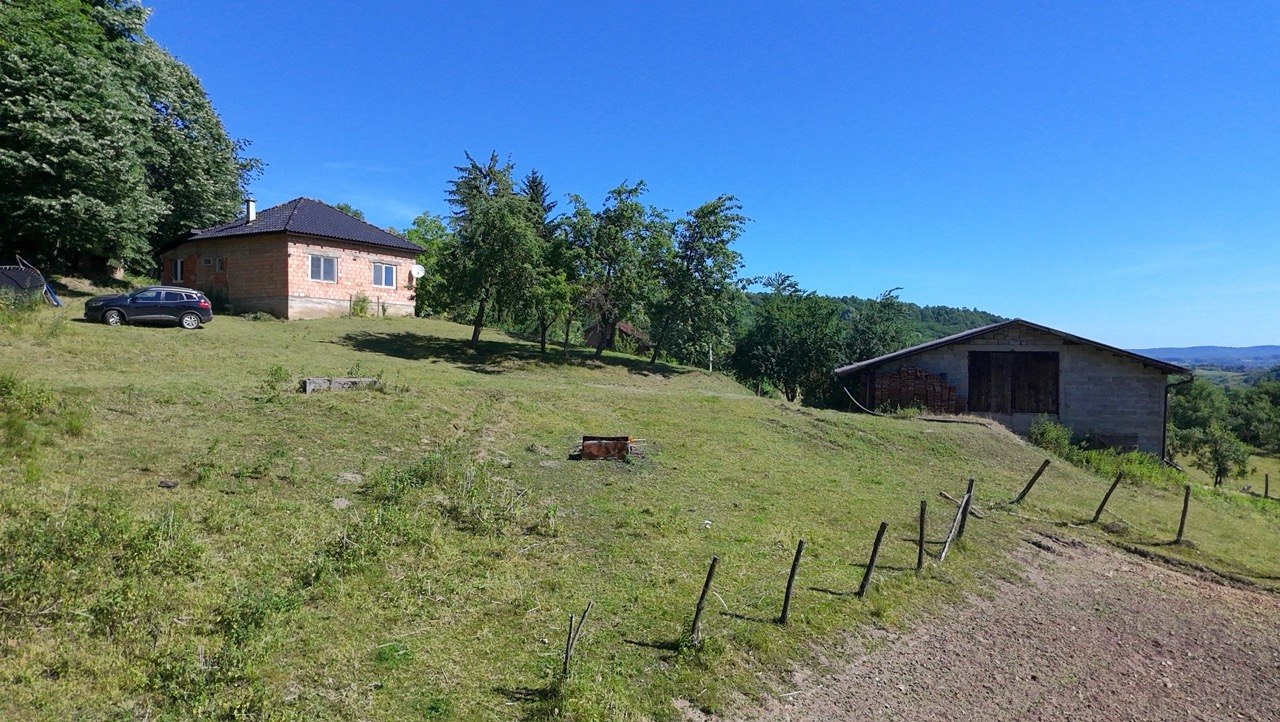 Seosko imanje na prodaju 20.000 m² zemljišta, kuća i pomoćni objekti