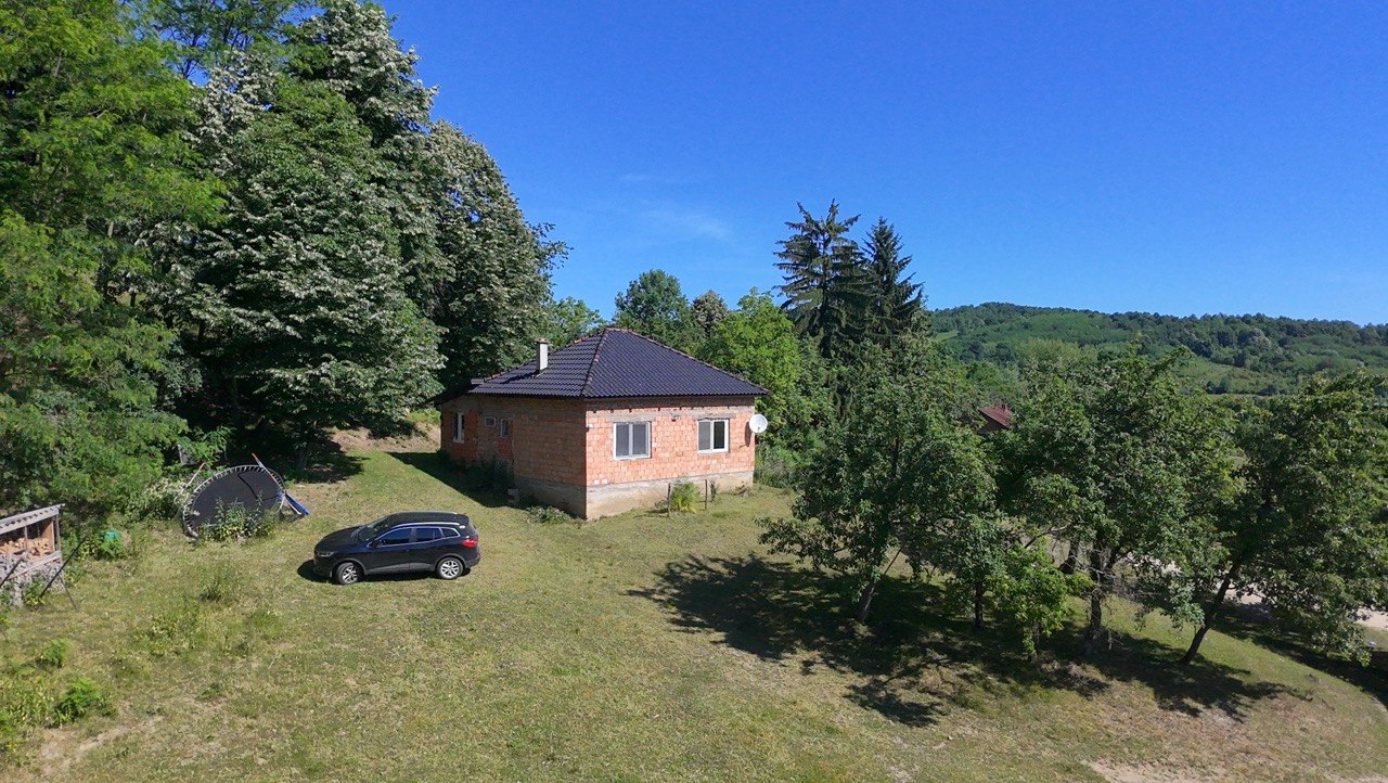 Seosko imanje na prodaju 20.000 m² zemljišta, kuća i pomoćni objekti