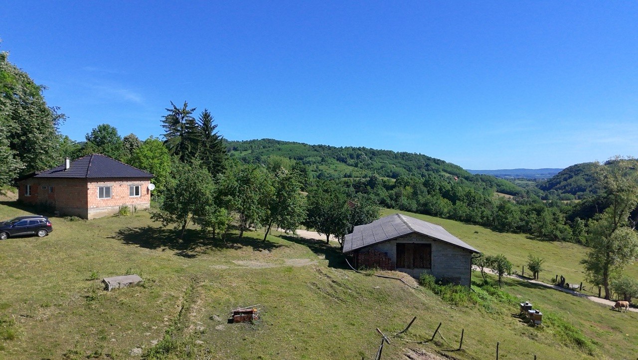 Seosko imanje na prodaju 20.000 m² zemljišta, kuća i pomoćni objekti