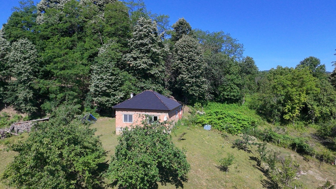 Seosko imanje na prodaju 20.000 m² zemljišta, kuća i pomoćni objekti