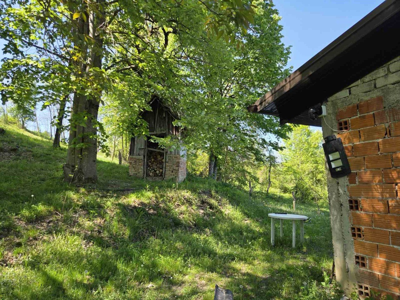 Seosko imanje na prodaju 20.000 m² zemljišta, kuća i pomoćni objekti