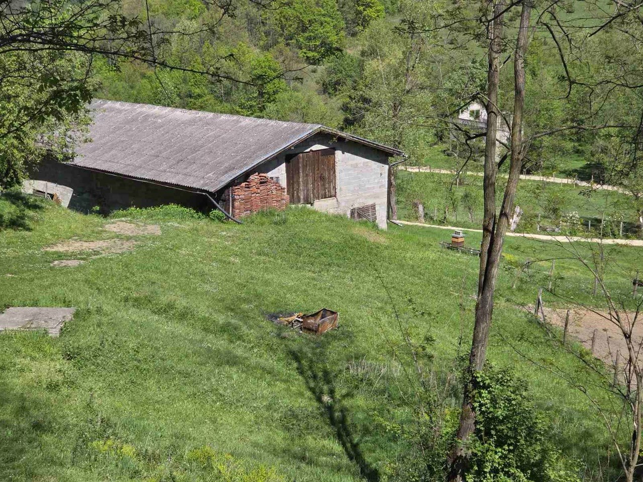 Seosko imanje na prodaju 20.000 m² zemljišta, kuća i pomoćni objekti