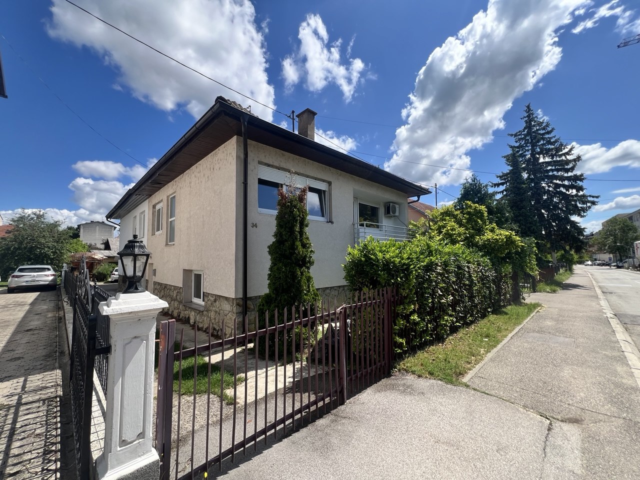 Kuća na prodaju Kočićev Vijenac - 118 m², dvije garaže