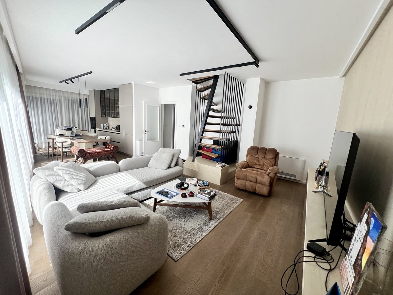 Luksuzan četvorosoban stan za izdavanje, krovna terasa 30 m², garaža