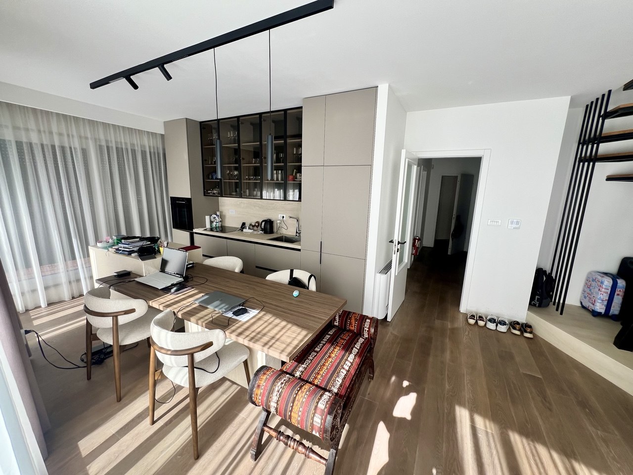 Luksuzan četvorosoban stan za izdavanje, krovna terasa 30 m², garaža