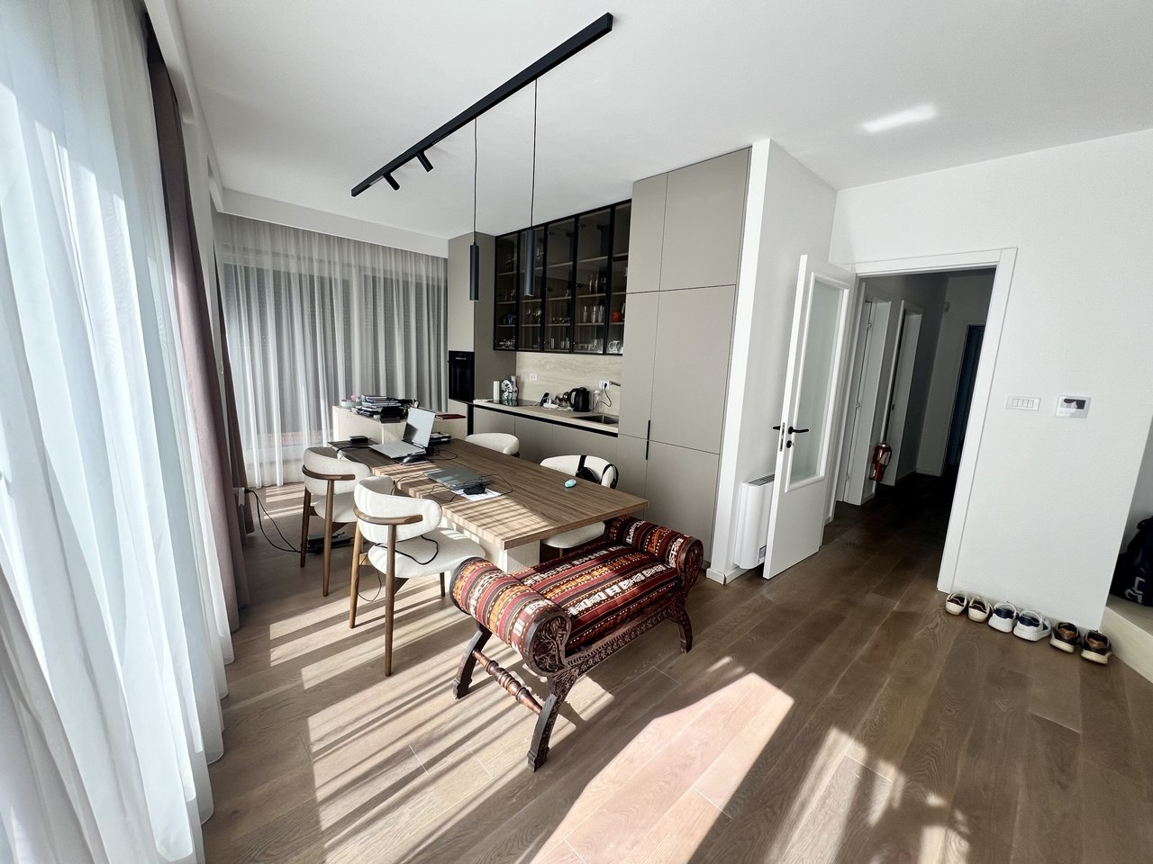 Luksuzan četvorosoban stan za izdavanje, krovna terasa 30 m², garaža