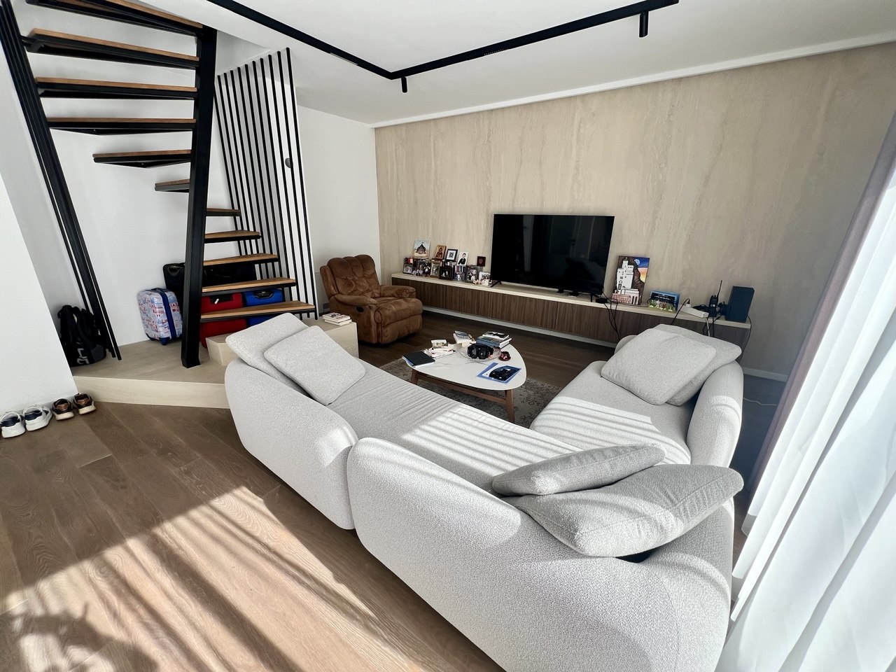 Luksuzan četvorosoban stan za izdavanje, krovna terasa 30 m², garaža