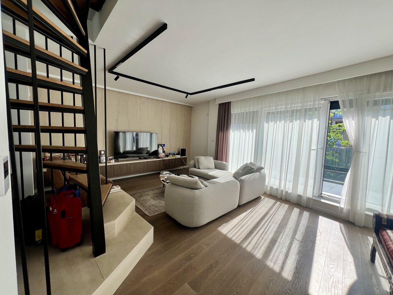 Luksuzan četvorosoban stan za izdavanje, krovna terasa 30 m², garaža
