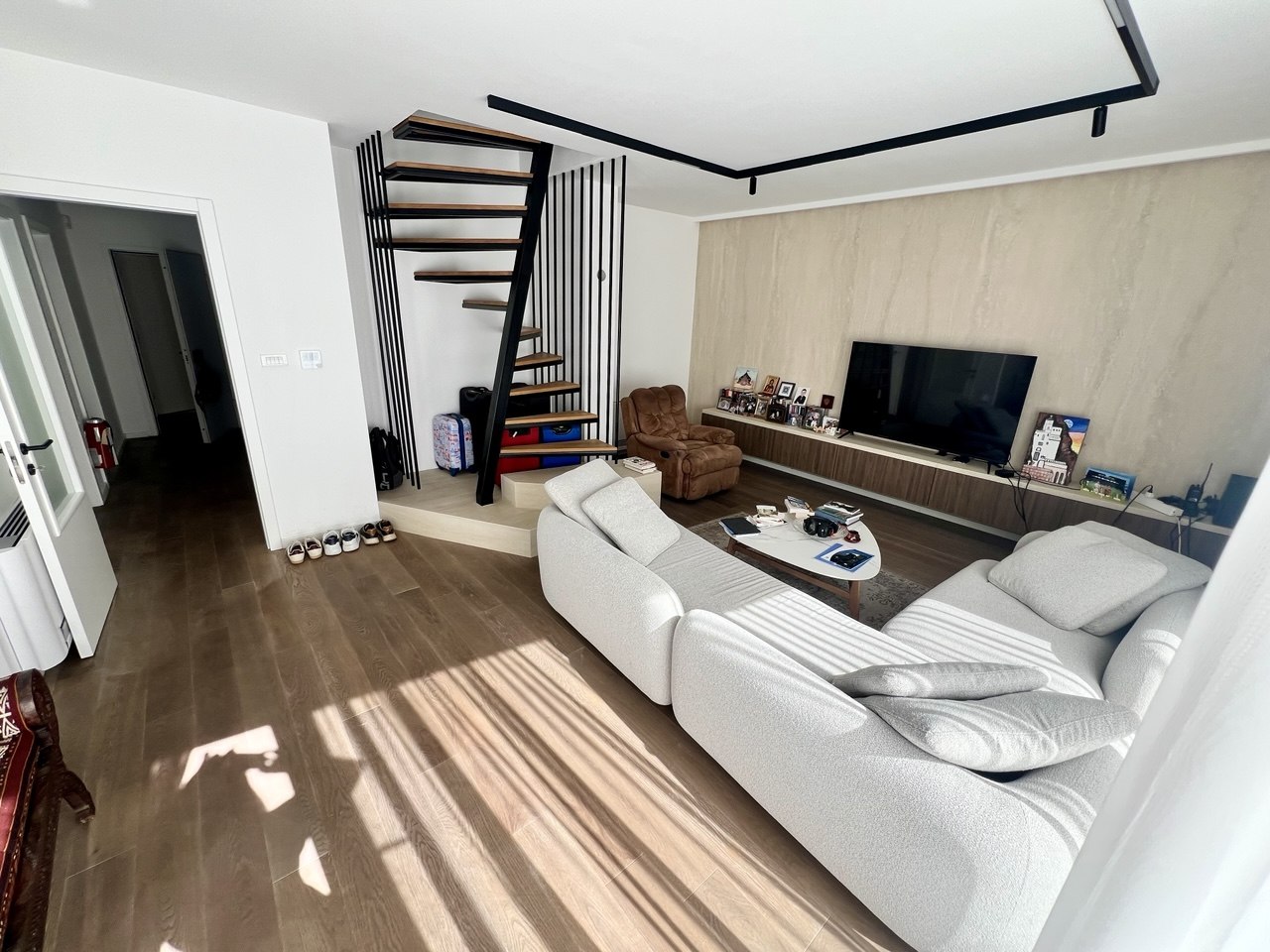 Luksuzan četvorosoban stan za izdavanje, krovna terasa 30 m², garaža