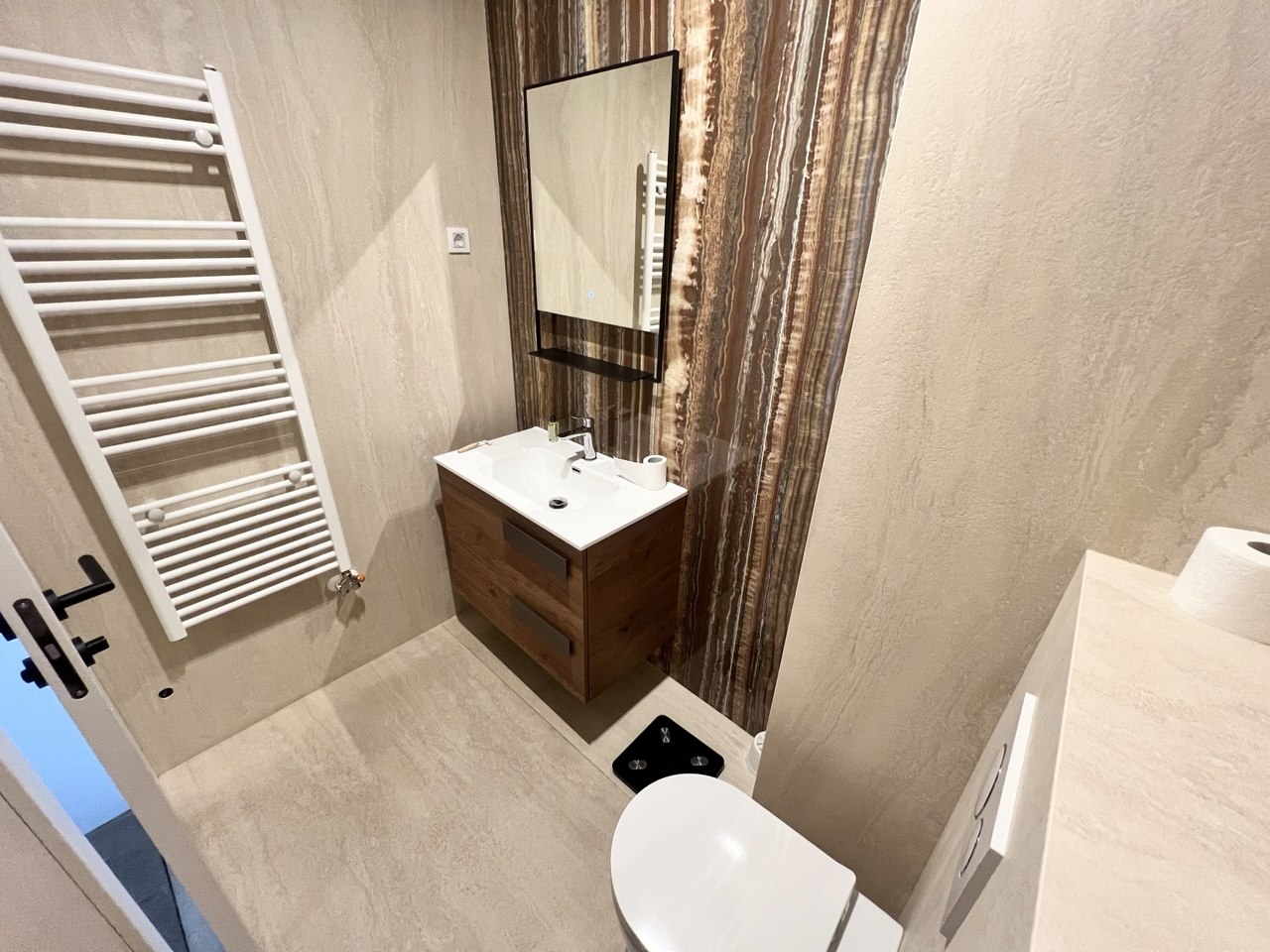 Luksuzan četvorosoban stan za izdavanje, krovna terasa 30 m², garaža
