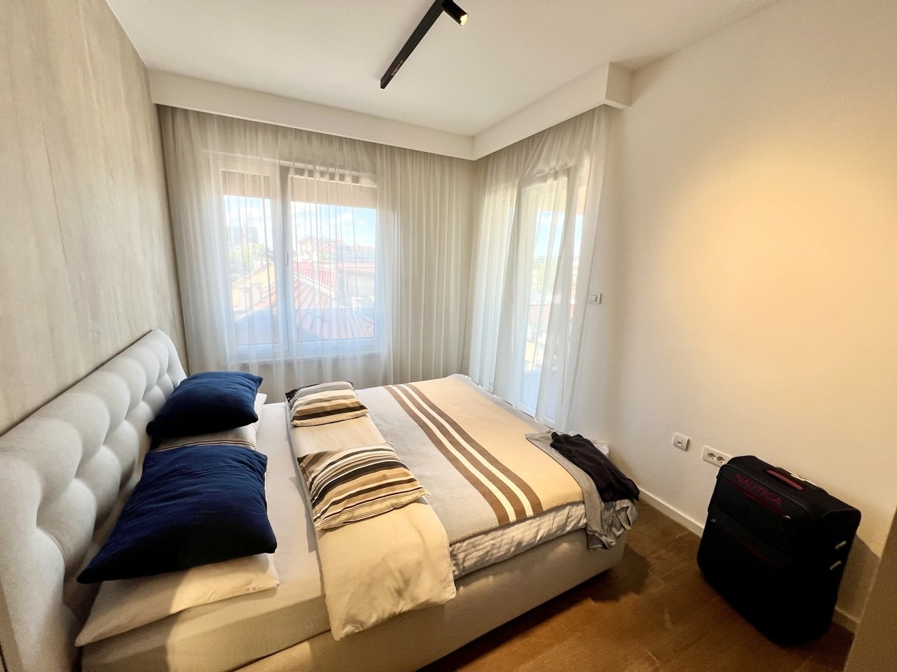 Luksuzan četvorosoban stan za izdavanje, krovna terasa 30 m², garaža