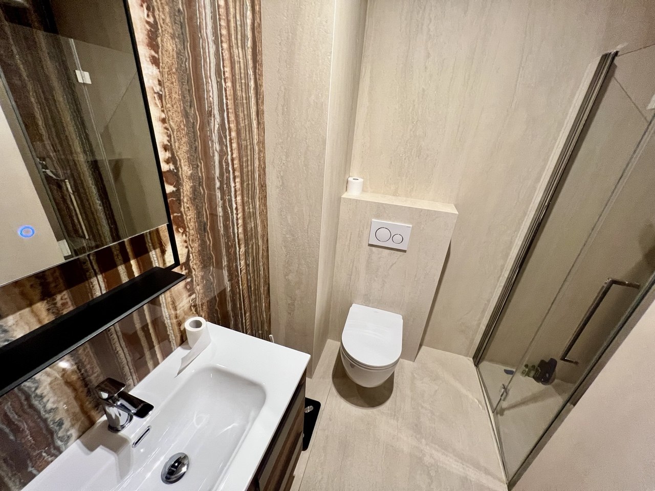 Luksuzan četvorosoban stan za izdavanje, krovna terasa 30 m², garaža