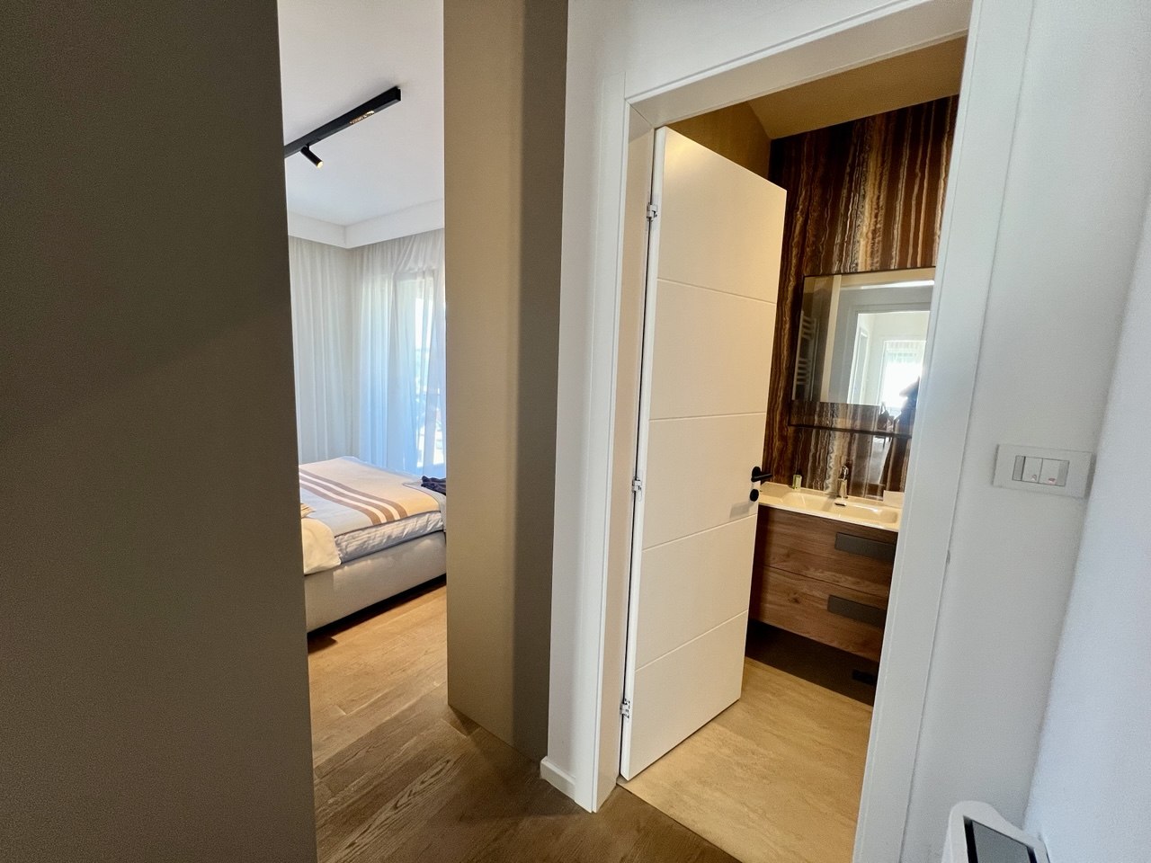 Luksuzan četvorosoban stan za izdavanje, krovna terasa 30 m², garaža