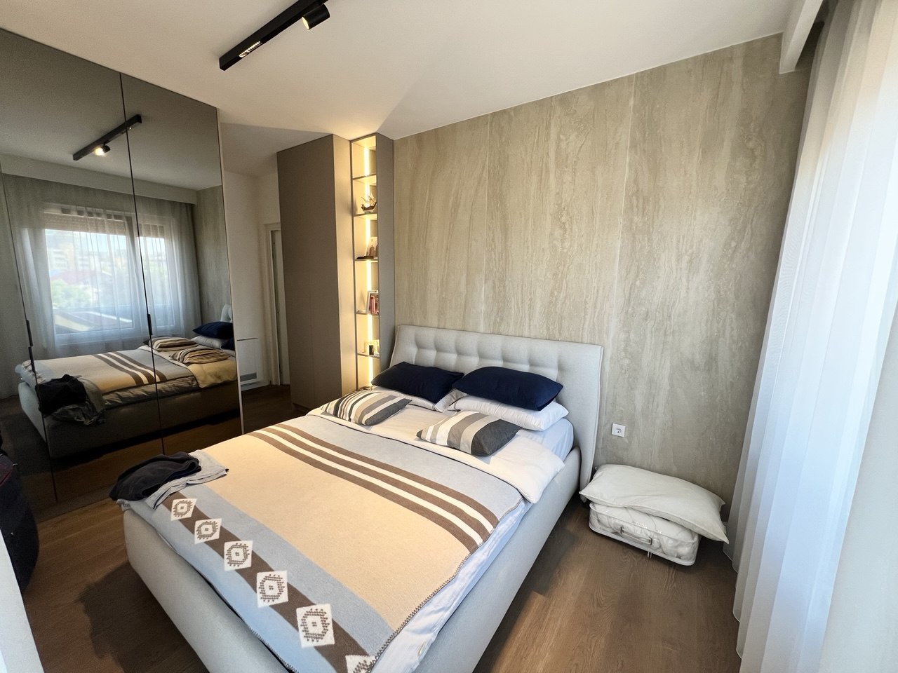 Luksuzan četvorosoban stan za izdavanje, krovna terasa 30 m², garaža