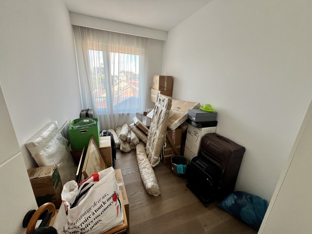 Luksuzan četvorosoban stan za izdavanje, krovna terasa 30 m², garaža