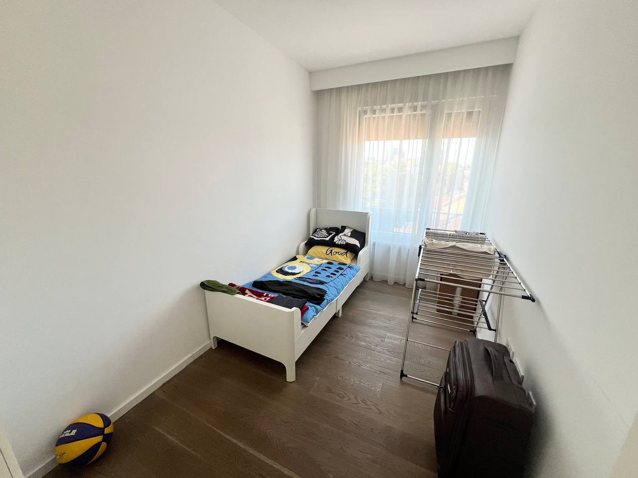 Luksuzan četvorosoban stan za izdavanje, krovna terasa 30 m², garaža