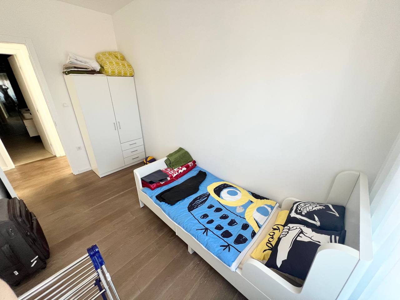 Luksuzan četvorosoban stan za izdavanje, krovna terasa 30 m², garaža
