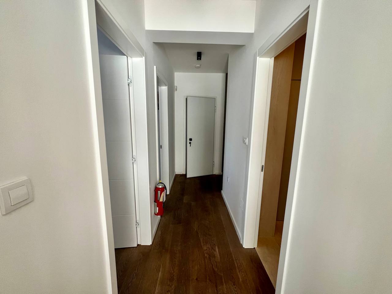 Luksuzan četvorosoban stan za izdavanje, krovna terasa 30 m², garaža