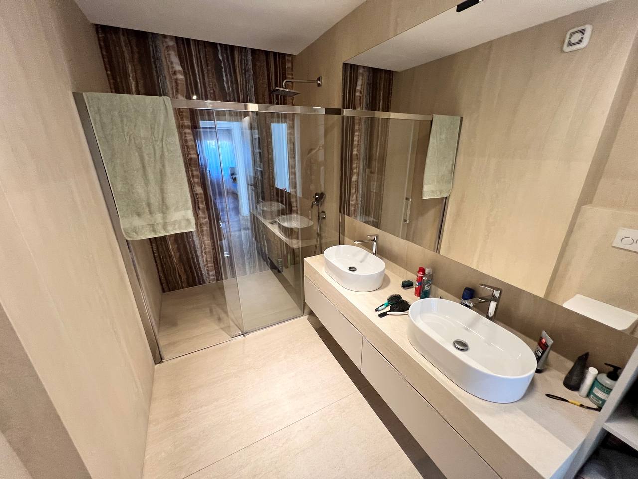 Luksuzan četvorosoban stan za izdavanje, krovna terasa 30 m², garaža