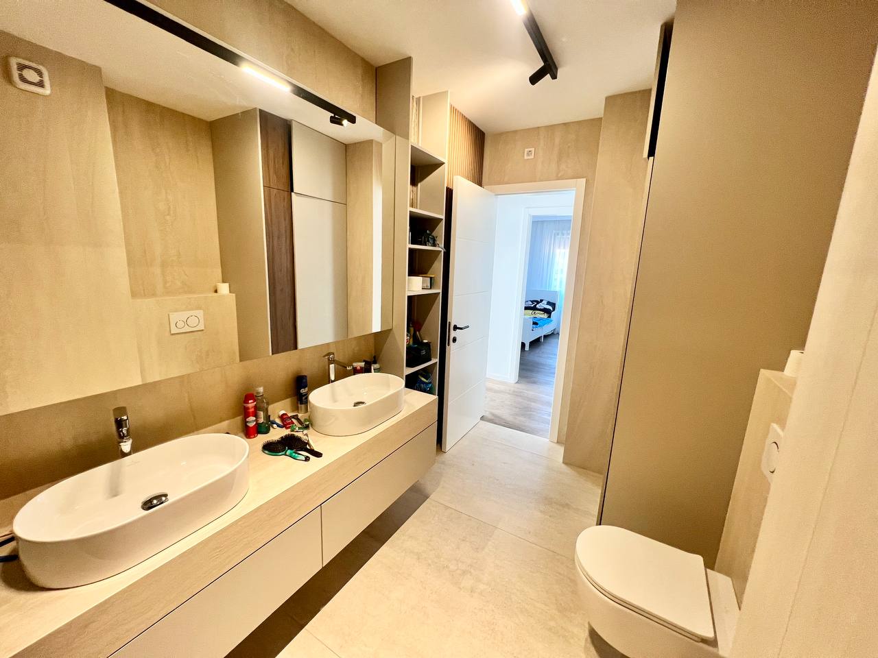 Luksuzan četvorosoban stan za izdavanje, krovna terasa 30 m², garaža