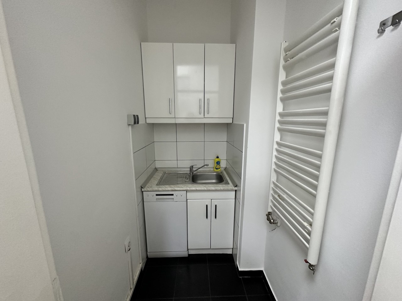 Izdaje se poslovni prostor 43m² Rosulje, Banja Luka, idealan za salon ili kancelariju
