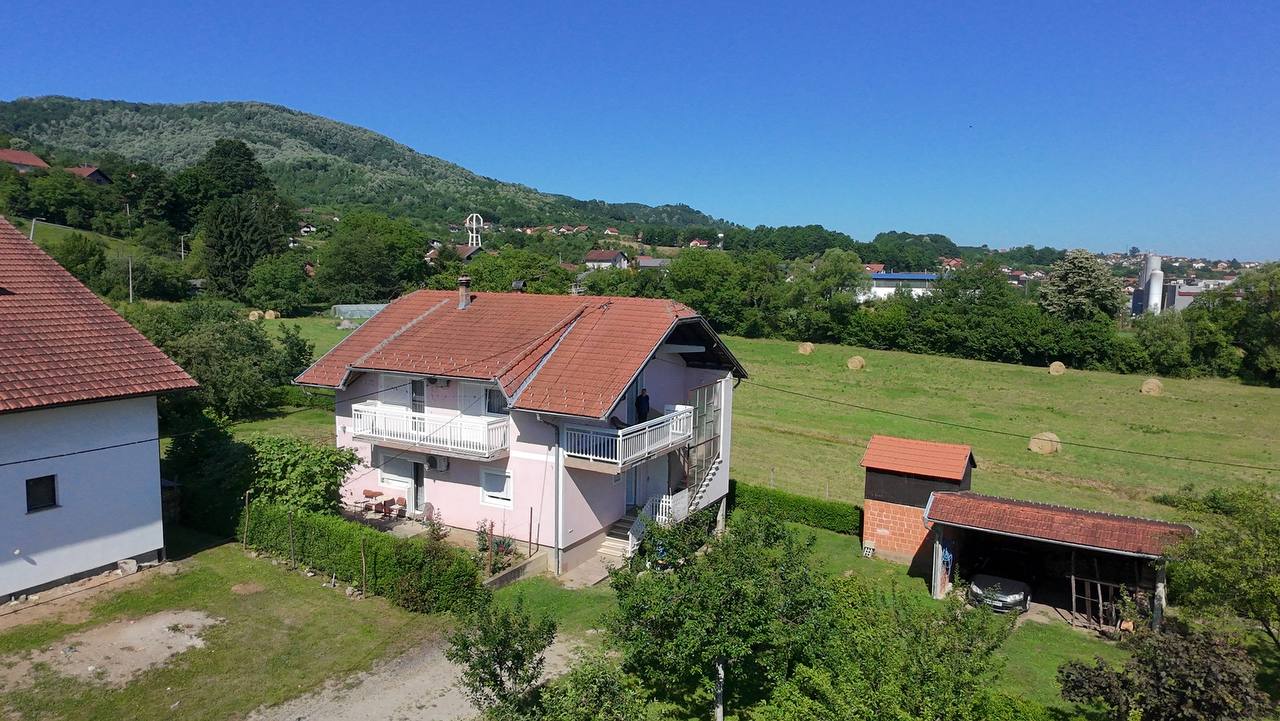Na prodaju porodična kuća sa dva stana, garažom i pomoćnim objektima na placu od 1.500 m²