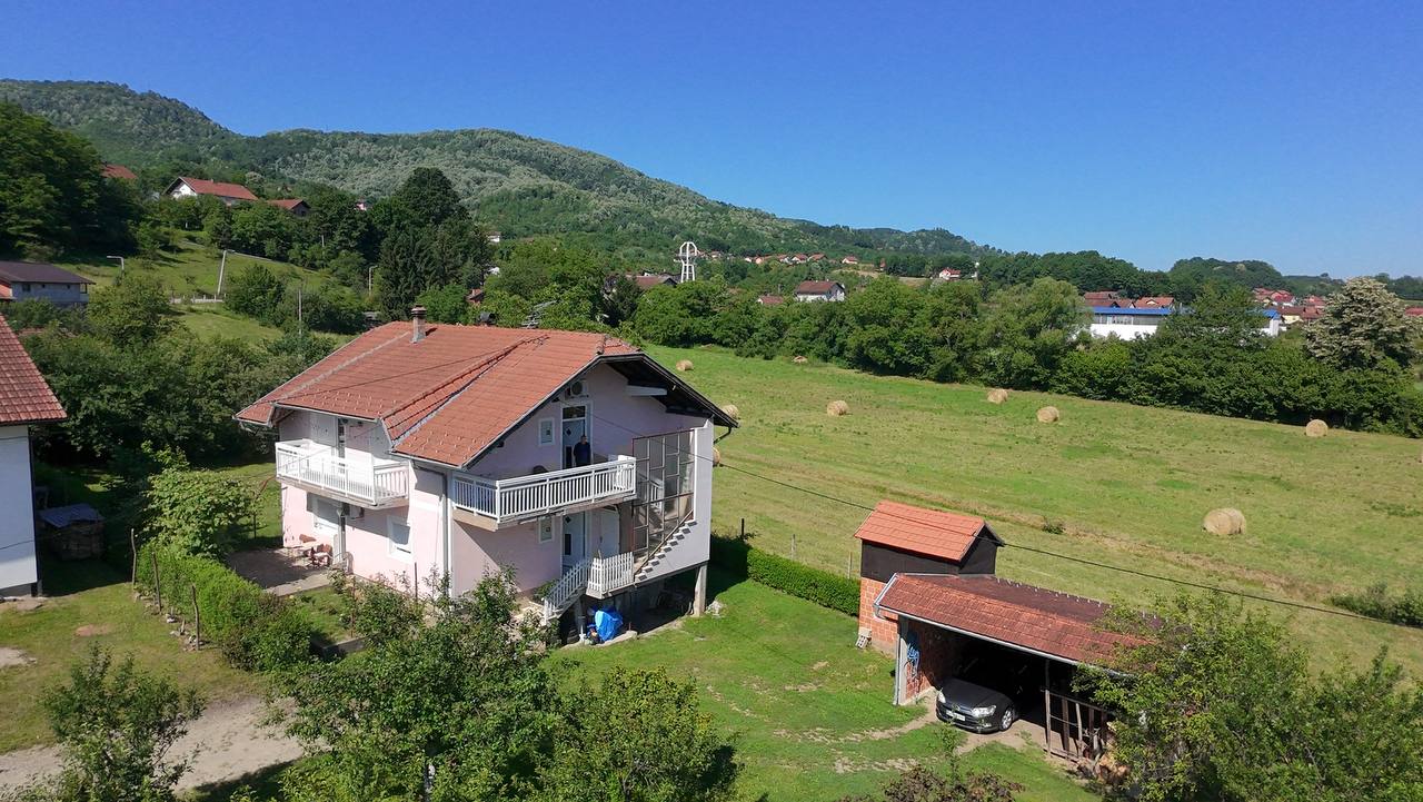 Na prodaju porodična kuća sa dva stana, garažom i pomoćnim objektima na placu od 1.500 m²