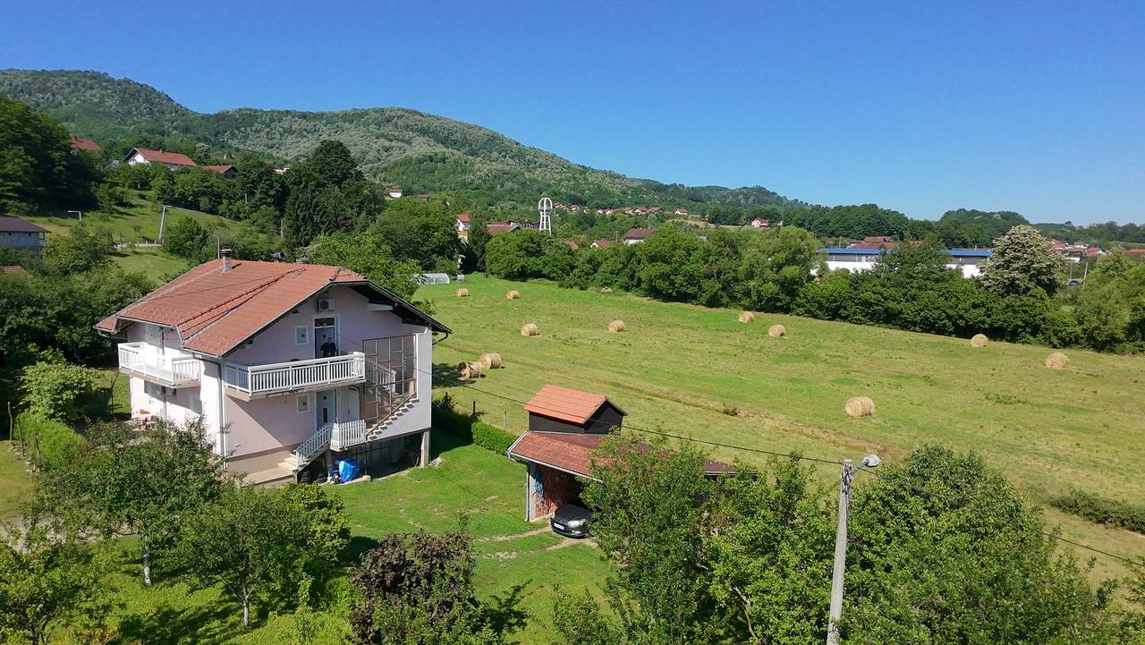 Na prodaju porodična kuća sa dva stana, garažom i pomoćnim objektima na placu od 1.500 m²