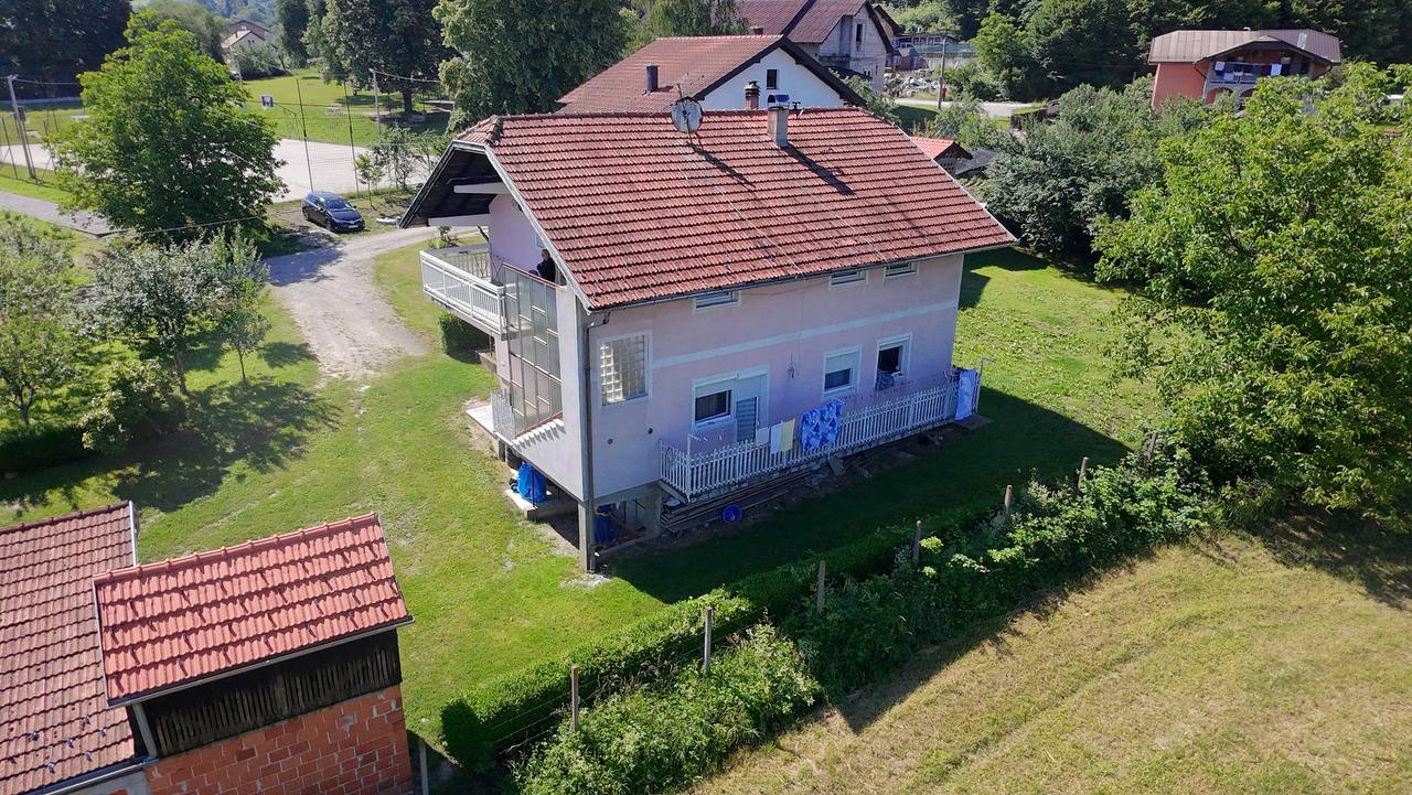 Na prodaju porodična kuća sa dva stana, garažom i pomoćnim objektima na placu od 1.500 m²