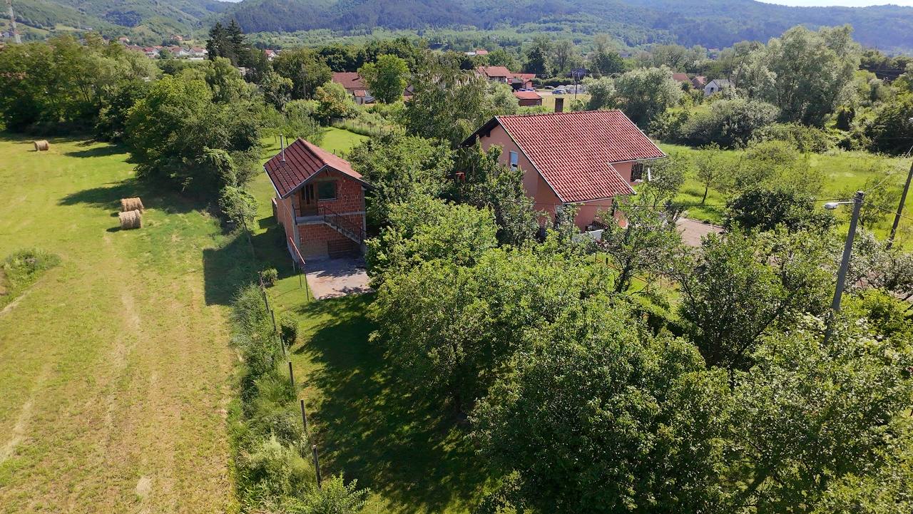 Na prodaju porodična kuća sa dva stana, garažom i pomoćnim objektima na placu od 1.500 m²