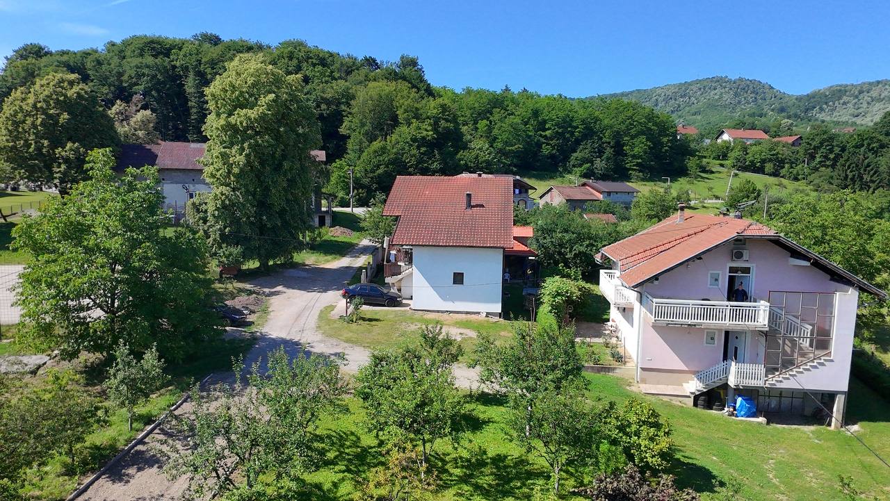 Na prodaju porodična kuća sa dva stana, garažom i pomoćnim objektima na placu od 1.500 m²