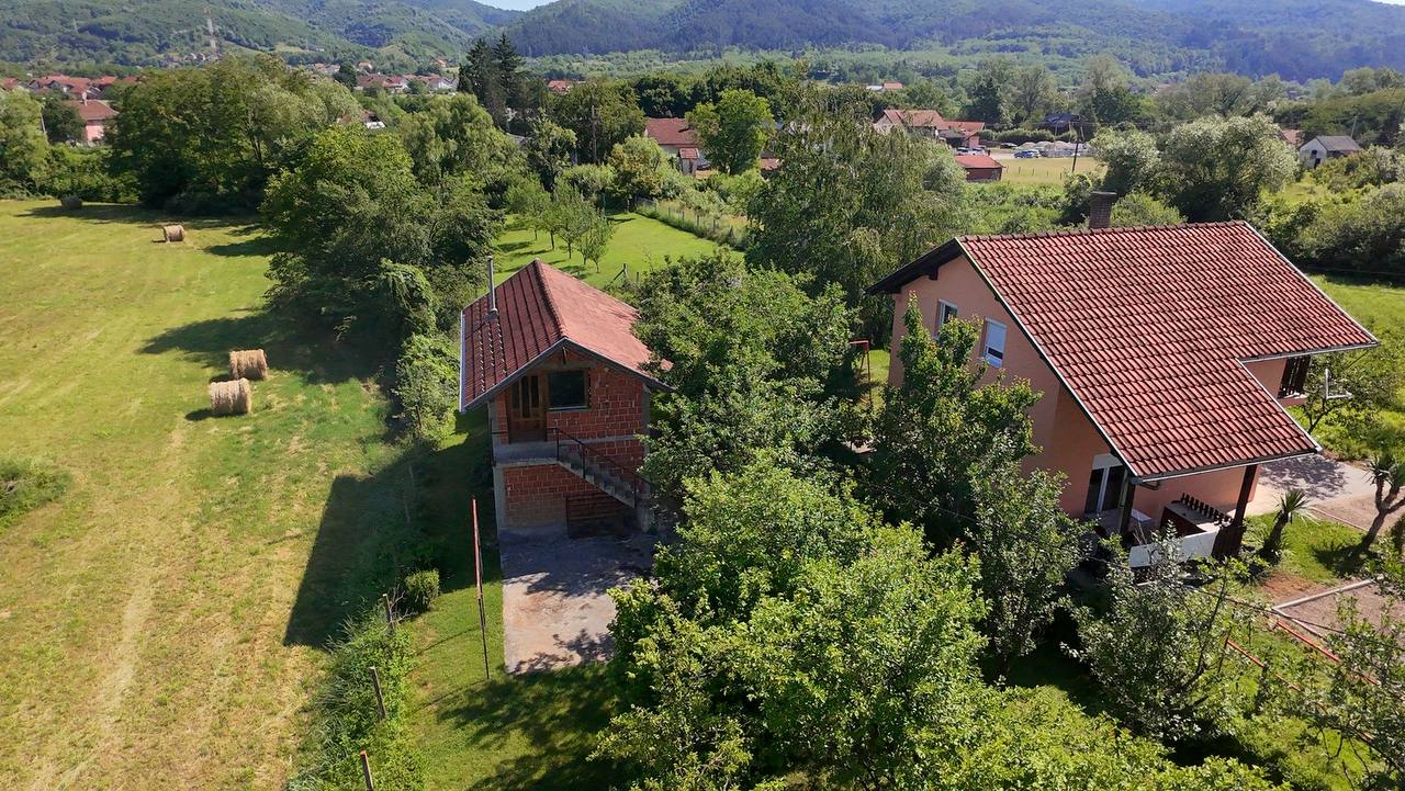 Na prodaju porodična kuća sa dva stana, garažom i pomoćnim objektima na placu od 1.500 m²