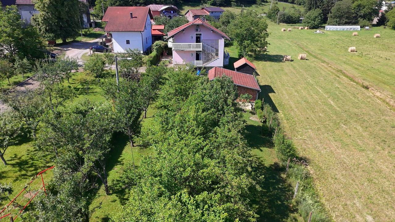 Na prodaju porodična kuća sa dva stana, garažom i pomoćnim objektima na placu od 1.500 m²