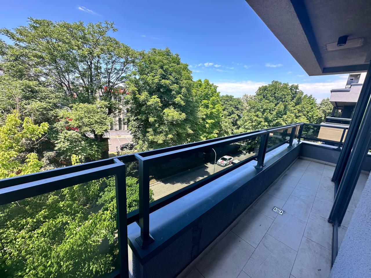 Izdaje se luksuzan trosoban stan 105 m² sa dva parking mjesta, Centar Banja Luka