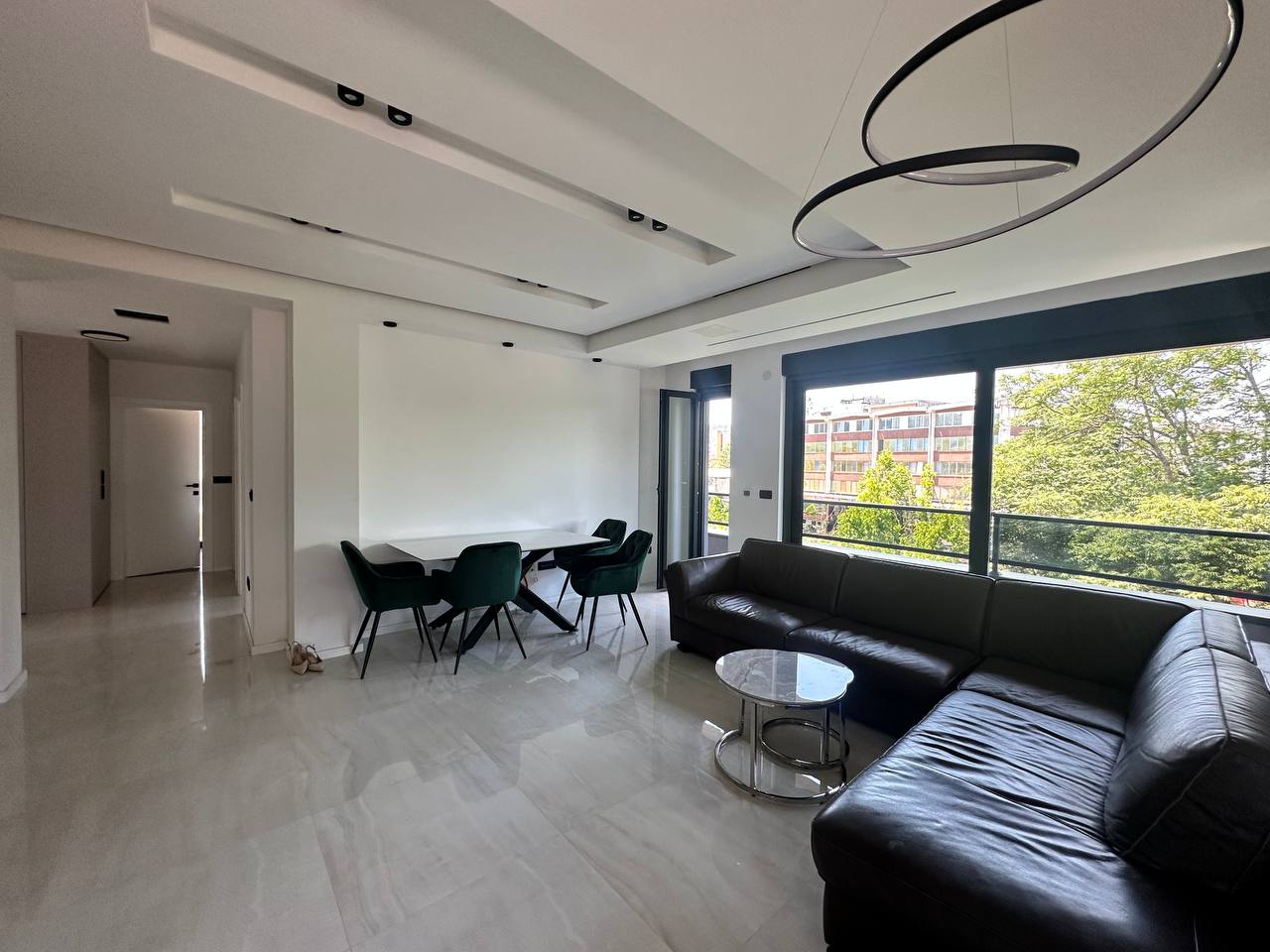 Izdaje se luksuzan trosoban stan 105 m² sa dva parking mjesta, Centar Banja Luka