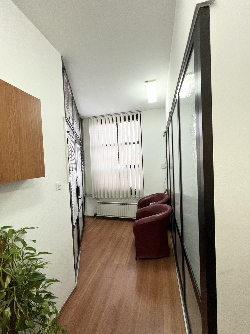 Izdaje se manja kancelarija u centru