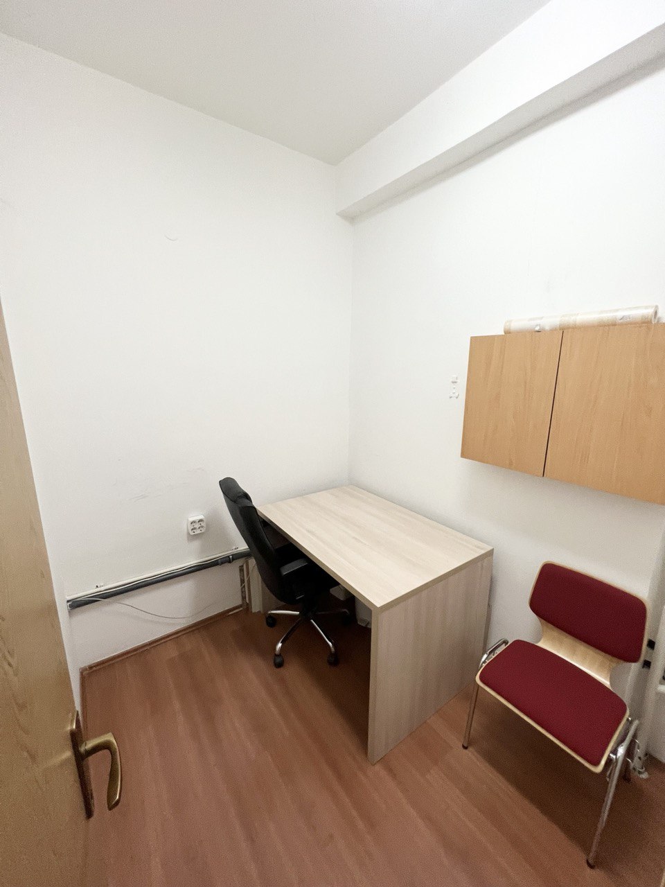 Izdaje se manja kancelarija u centru