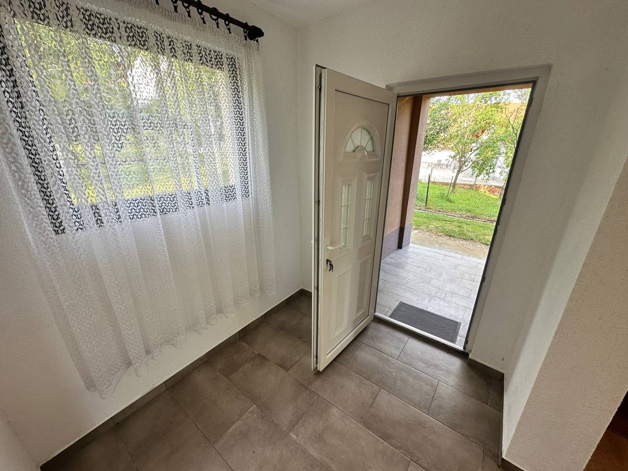 Kuća sa tri stana 280 m² na prodaju, plac 1.081 m²