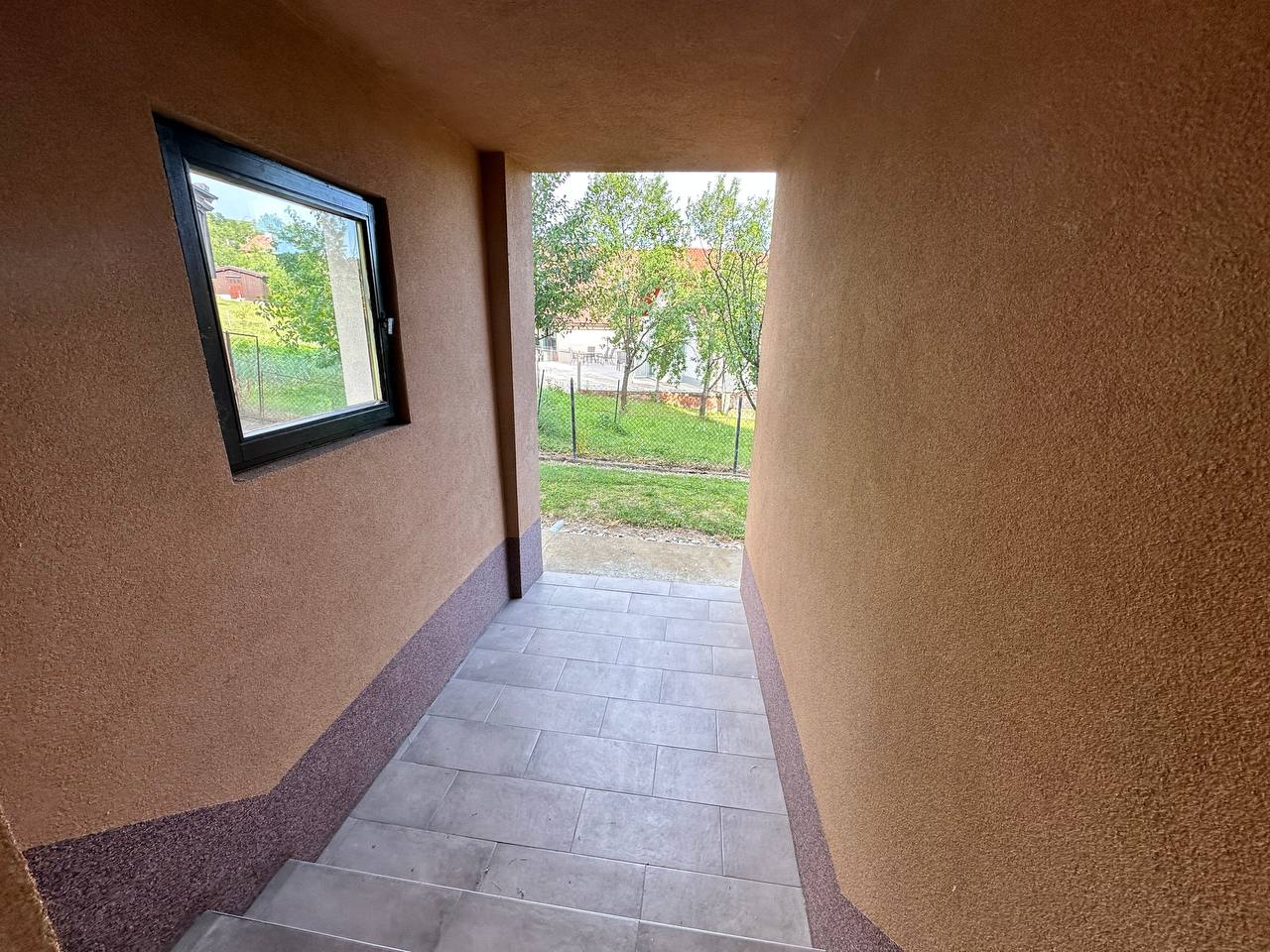 Kuća sa tri stana 280 m² na prodaju, plac 1.081 m²
