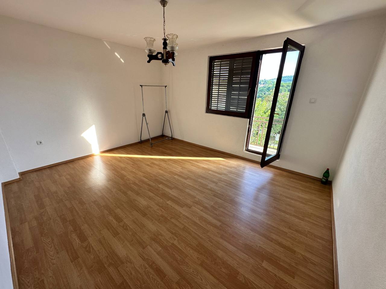 Kuća sa tri stana 280 m² na prodaju, plac 1.081 m²