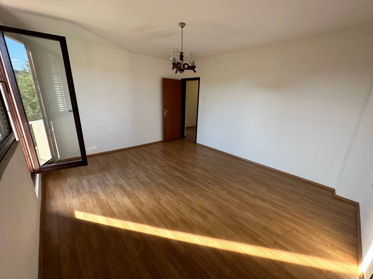Kuća sa tri stana 280 m² na prodaju, plac 1.081 m²