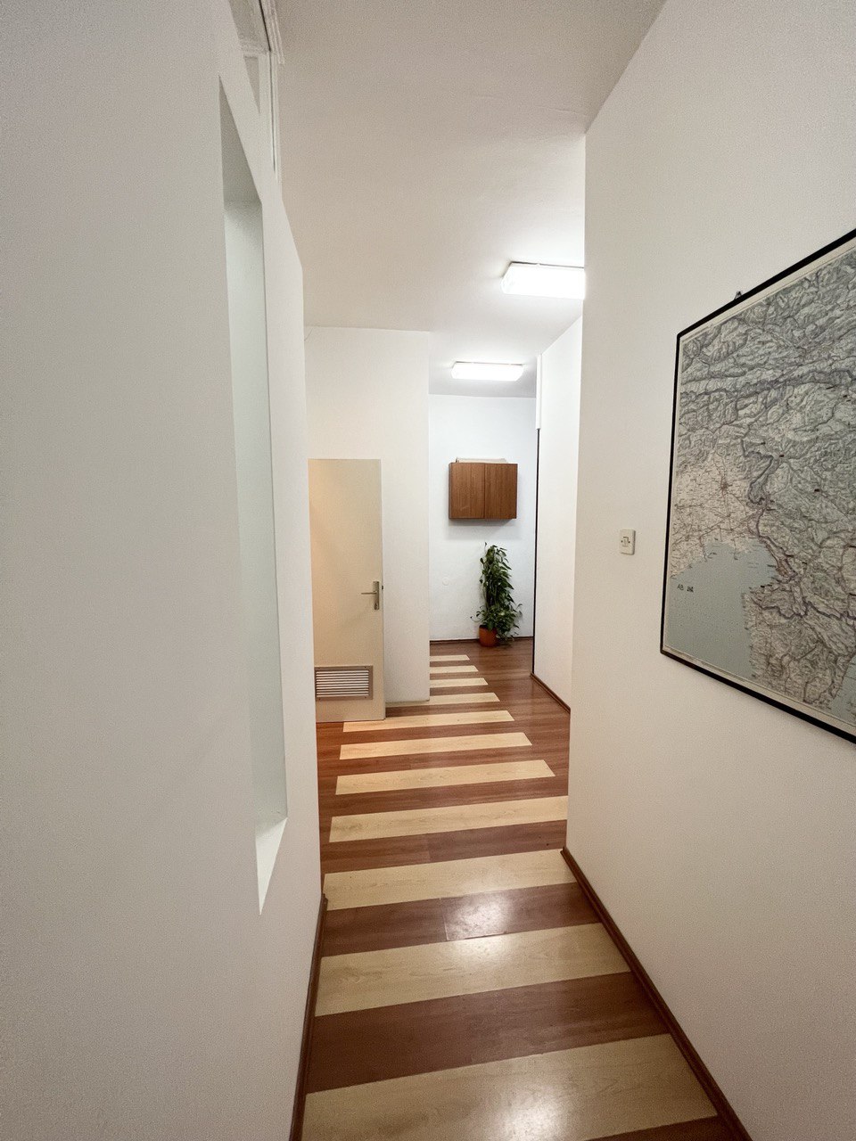 Izdaje se manja kancelarija u centru