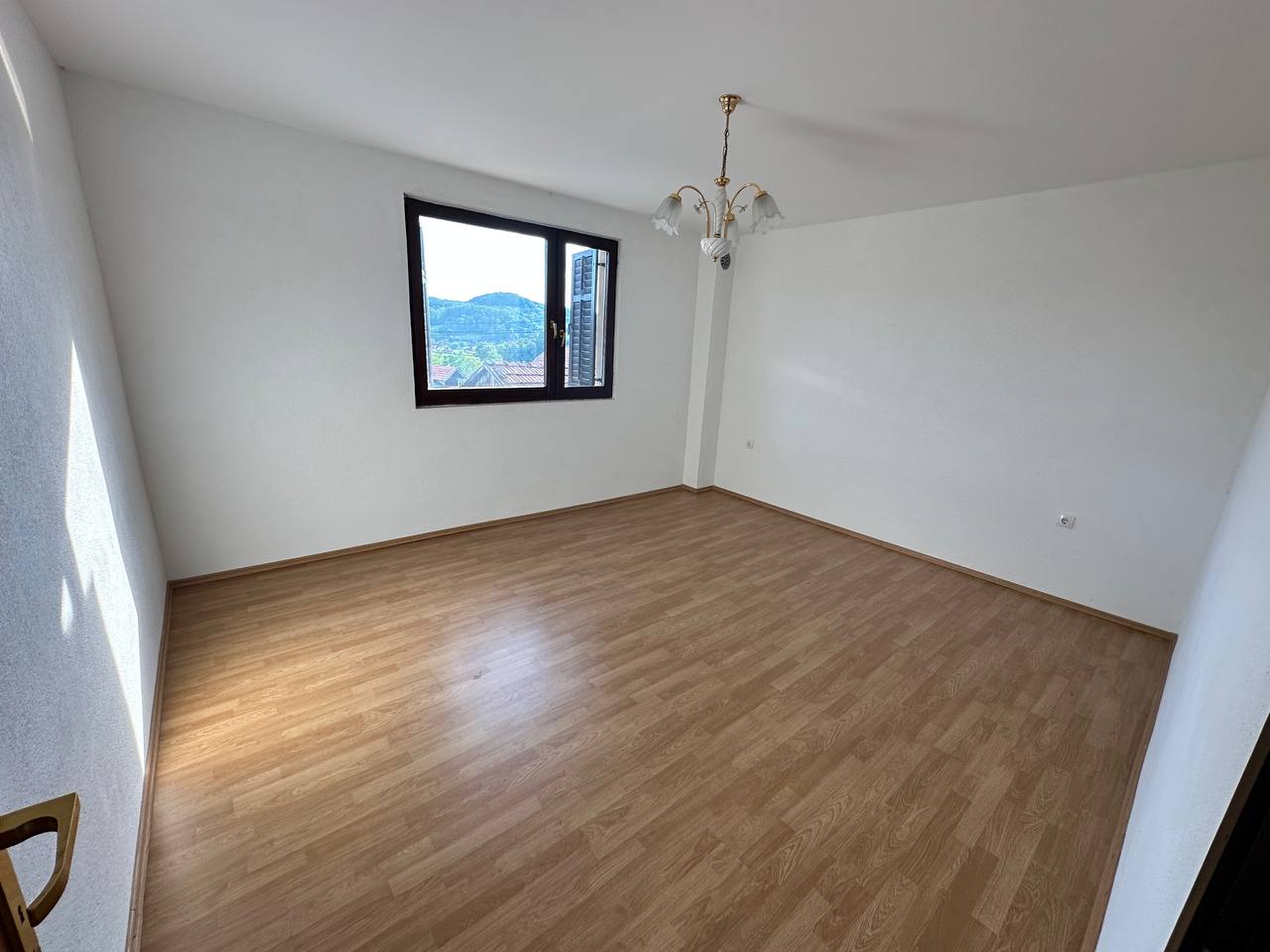 Kuća sa tri stana 280 m² na prodaju, plac 1.081 m²